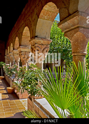 Summer plants fill the Cuxa Cloister at The Cloisters in Fort Tryon Park, Washington Heights, New York City. Stock Photo