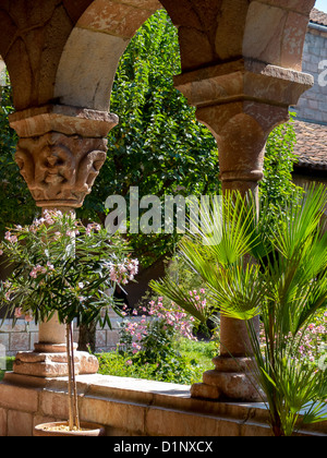 Summer plants fill the Cuxa Cloister at The Cloisters in Fort Tryon Park, Washington Heights, New York City. Stock Photo