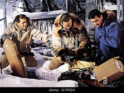 Eisstation Zebra  Ice Station Zebra  Ernest Borgnine, Patrick McGoohan, Rock Hudson Comander James Ferraday (Rock Hudson,r) und Stock Photo