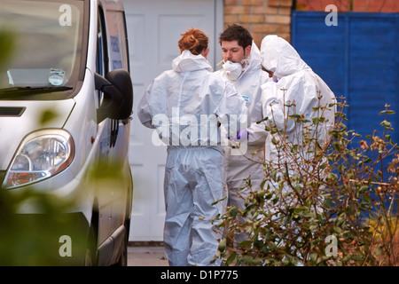 Forensic officers investigate the scene of the murder of Janee Parson in Lucerne Avenue, Bicester Stock Photo