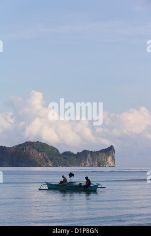 Fishermen talk, El Nido bay, Palawan Stock Photo