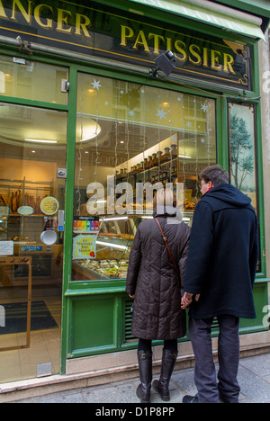 Paris, France, Couple Looking, Shop Front Window Shopping, French Bakery, BOulangerie Pattisserie, Ile Saint Louis, old french bakery shop store front Stock Photo