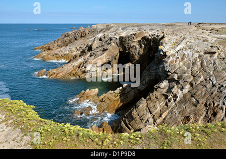 Rocky coastline of Wild Coast (côte sauvage) of the peninsula of Quiberon in the Morbihan department in Brittany in north-wester Stock Photo
