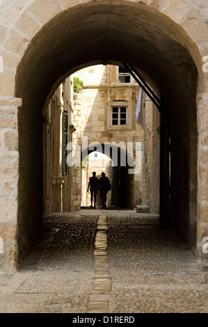 Elk192-3550v Croatia, Dubrovnik, arched street scene, with couple walking Stock Photo