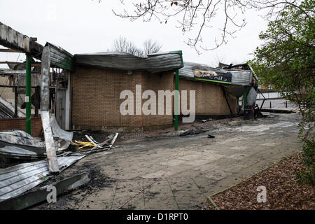 Triangle Shops, Laindon, Basildon, Essex. The day after a fire ripped through four businesses razing them to the ground. Council officials begin to assess the damage to the parade of shops they own and rent to the businesses and arrange site security.  Credit:  Allsorts Stock Photo / Alamy Live News Stock Photo