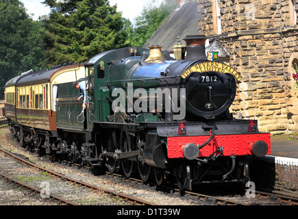 Steam loco No.7812 'Erlestoke Manor' 4-6-0 pulls into Highley Station on a hot summer's afternoon, Severn Valley Railway Stock Photo