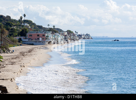 Modern houses overhang ocean and waves in Malibu, California, USA Stock Photo