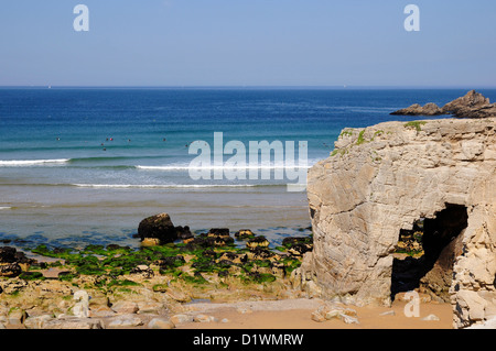 Wild Coast (côte sauvage) of the peninsula of Quiberon with big hole in the cliff, the arche of Port Blanc, in France Stock Photo