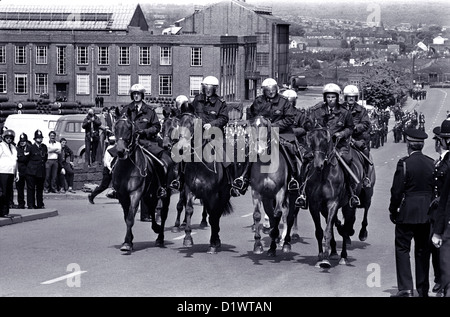 Police horses charge pickets at the Orgreave Coking plant in Sheffield South Yorkshire during the 1984-85 miners strike Stock Photo