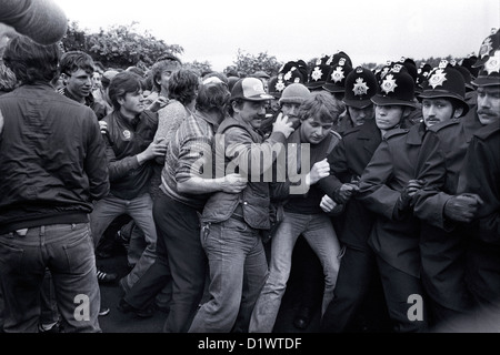 Conflict during the Orgreave 1984-85 miners strike at the Orgreave Coking plant in Sheffield South Yorkshire. Stock Photo