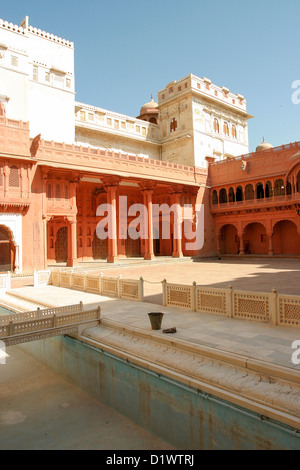 View of the white marble pool inside the Durga Niwas enclosure at Junagarh Fort in Bikaner, Rajasthan, India. Stock Photo