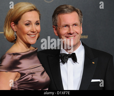 German President Christian Wulff and wife Bettina pose for a picture on the red carpet of the German Press Ball at Hotel Intercontinental in Berlin, Germany, 26 November 2010. The German Press Ball is a gathering of celebrities, politicians, businessmen, socialites and media representatives. Photo: Jens Kalaene Stock Photo