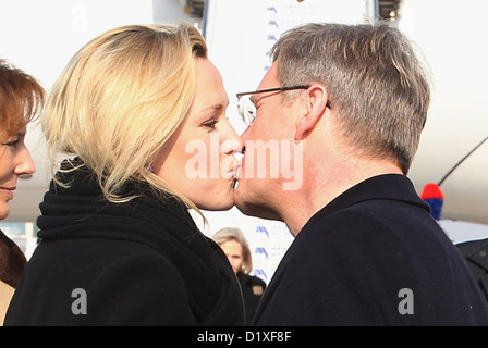 German President Christian Wulff and his wife Bettina kiss after landing at the airport in Milan, Italy, 14 February 2012. The German head of state and his wife are on a three-day visit to Italy. Photo: WOLFGANG KUMM Stock Photo