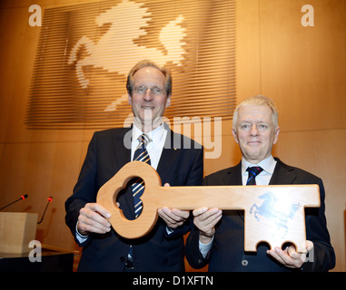 Fritz Kuhn (R), new mayor of Stuttgart, is presented the key of the city hall by former mayor Wolfgang Schuster during his assumption of office at the city hall in Stuttgart, Germany, 07 January 2013. Photo: BERND WEISSBROD Stock Photo