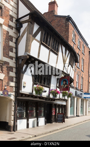 The Kings Head on Mardol, Shrewsbury. A  timber framed building dating back to 1404, used as a pub since the 17th century. Stock Photo