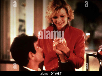 Kopfüber In Die Nacht  Into Night 72dpi  Jeff Goldblum, Michelle Pfeiffer Eines Nachts fährt Ed Okin (Jeff Goldblum) zum Stock Photo