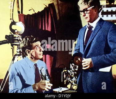 Ipcress - Streng Geheim  Ipcress File,  Michael Caine Nachdem ein Kollege von Palmer (Michael Caine, r) kurz vor Loesung des Stock Photo