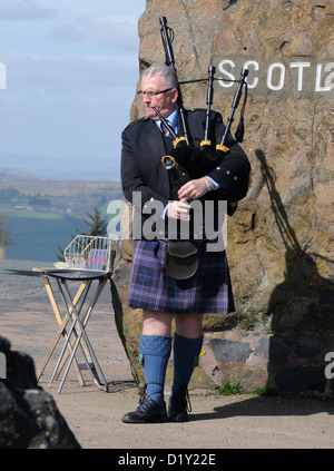 A welcoming piper at Carter Bar - Piper, Alan Smith,welcoming you over to Scotland from the English side of English Scottish border at Carter's  Bar Stock Photo
