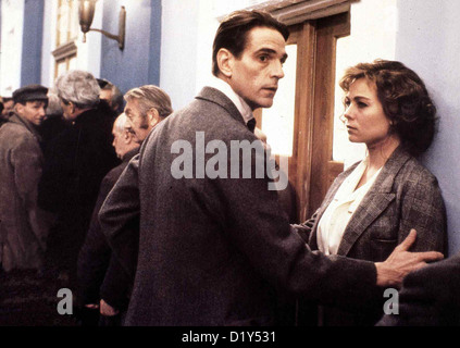 Kafka  Kafka  Jeremy Irons, Theresa Russell Der Versicherungsangestellte Kafka (Jeremy Irons) sucht seinen neuen verschwundenen Stock Photo