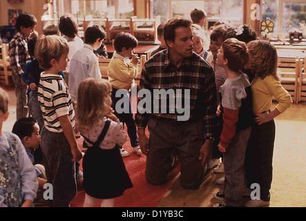 Kindergarten Cop  Kindergarten Cop  Kimble (Arnold Schwarzenegger) freundet sich mit den Kindern an. *** Local Caption *** 1990 Stock Photo