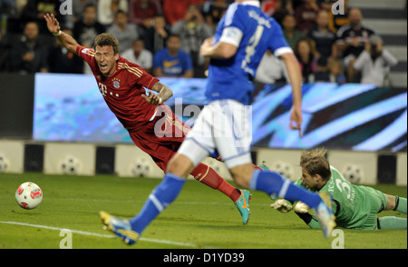 Schalke's goalkeeper Timo Hildenbrand (R) and Munich's Mario Mandzukic (L) vie for the ball during a test match between FC Schalke 04 and FC Bayern Munich at Jassim Bin Hamad Stadium in Doha, Qatar, 08 January 2013. Schalke will stay at their winter training camp in Qatar until 11 January 2013. Bayern flies back to Germany on 09 January 2013. Photo: PETER KNEFFEL Stock Photo