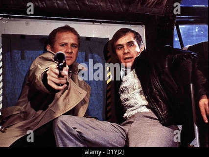 Lifeforce - Die Toedliche Bedrohung  Lifeforce  Peter Firth, Steve Railsback Astronaut Carlsen (Steve Railsback,r), der den Stock Photo