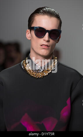 Helmut Lang Menswear Ready to Wear Spring Summer Model long brown hair  wearing black sunglasses, brown wool tank top, beige Stock Photo - Alamy