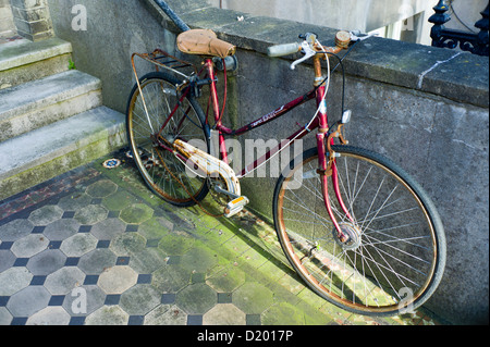 Rusty bicycle on front path, Brighton Stock Photo