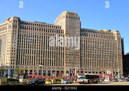 USA Illinois Chicago Merchandise Mart, built in 1930 on the north shore of the Chicago River
