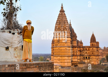 A Hindu temple priest (Brahmin/Pujari) in front of Chaturbhuj Temple, Orchha, India Stock Photo