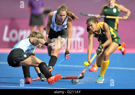 Marsha Marescia (South Africa, right) goes past 2 Argentine defenders. ARG Vs RSA. Womens Hockey. Riverside Stadium. Stock Photo