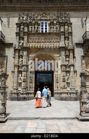 Tourists in entrance of the 5 star Hostal de los Reyes Catolicos / Dos Reis Catolicos , Santiago de Compostela , Galicia , Spain Stock Photo