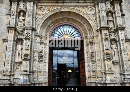 Entrance of the 5 star Hostal de los Reyes Catolicos / Dos Reis Catolicos , Santiago de Compostela , Galicia , Spain Stock Photo