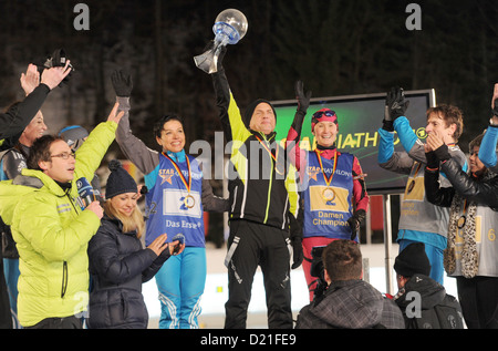 AATENTION: EMBARGO CONDITION: 10 JANUARY, 22:00 O'CLOCK - Presenter Matthias Opdenhoevel (L-R) and former biathlete Magdalena Neuner applaude as mountainbike driver Sabine Spitz, actor Uwe Ochsenknecht and former biathlete Simone Hauswald raise the cup of the Star Biathlon in Ruhpolding, Germany, 09 January 2013. Celebreties and biathlete legends competed in the Star Biathlon, which was held after the Biathlon World Cup. Photo: TOBIAS HASE Stock Photo