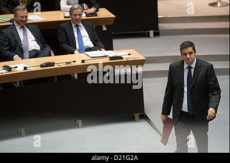 The SPD party leader in Berlin's state legislature Raed Saleh (R) walks past governing mayor Klaus Wowereit (M) and Senator of the Interior Frank Henkel during a special meeting on the renewed delay of the new Berlin airport (BER) at the House of Representatives in Berlin, Germany, 10 January 2013. The Berlin parliament tabled a motion of censure against Wowereit after the date deadline repeatedly was missed. Photo: MAURIZIO GAMBARINI Stock Photo