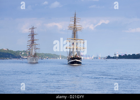 Windjammer tall sailing ships Dar Mlodziezy and Krusenstern on Elbe river as part of Hamburg harbour birthday celebrations, Hamb Stock Photo