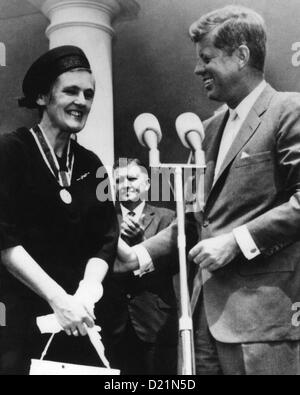 FRANCES KELSEY US pharmacologist who refused to authorise marketing of  Thalidomide receives award from President Kennedy 1962 Stock Photo