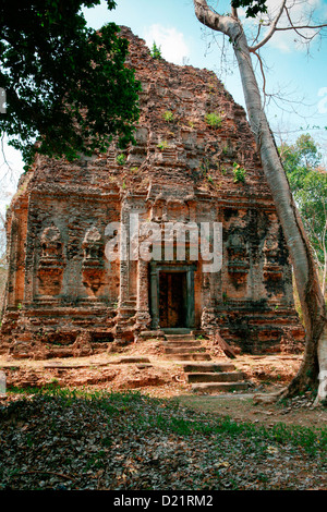 The pre-Angkorian ruins of Sambor Prei Kuk and Prasat Yeay Peau near Kompong Thom in Cambodia, Indochina. Stock Photo