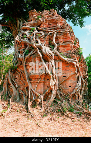 The pre-Angkorian ruins of Sambor Prei Kuk and Prasat Yeay Peau near Kompong Thom in Cambodia, Indochina. Stock Photo