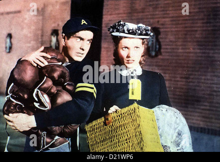 Mit Leib Und Seele  Long Gray Line,  Tyrone Power, Maureen O'Hara Mary O'Donnell (Maureen O'Hara) versucht, den Hitzkopf Marty Stock Photo