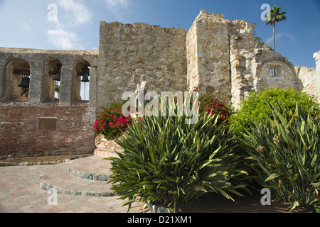 GARDEN GREAT STONE CHURCH RUINS MISSION SAN JUAN CAPISTRANO ORANGE COUNTY CALIFORNIA USA Stock Photo