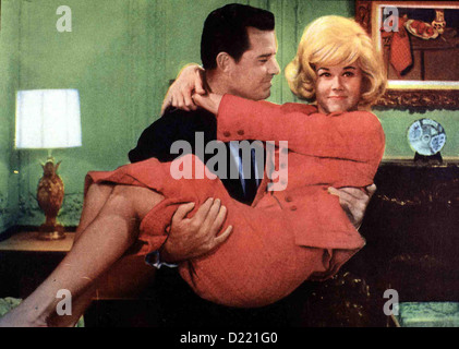 Eine Zuviel Im Bett  Move Over Darling  James Garner, Doris Day Nick (James Garner) liebt seine Ellen (Doris Day) noch genauso, Stock Photo