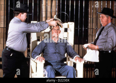 Mord Im Falschen Bezirk  Murder In Coweta County  Andy Griffith Selbst auf dem elektrischen Stuhl hofft John Wallace (Andy Stock Photo