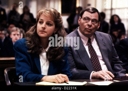 Mord In New Hampshire  Murder In New Hampshire  Helen Hunt, Larry Drake Die Strategie, die sich Pamelas (Helen Hunt) Anwalt Stock Photo