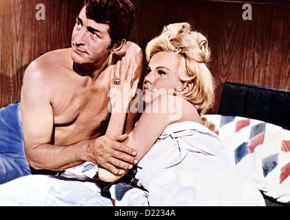 Die Moerder Stehen Schlange  Murderers' Row  Dean Martin, Ann-Margret Die Rettung des Entfuehrten laesst Matt Helm (Dean Stock Photo