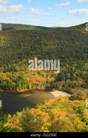 Beech Cliff and Canada Cliff Trail, Beech Mountain, Looking at Echo Lake, Acadia National Park, Mount Desert island, Maine, USA Stock Photo