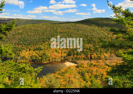 Beech Cliff and Canada Cliff Trail, Beech Mountain, Looking at Echo Lake, Acadia National Park, Mount Desert island, Maine, USA Stock Photo