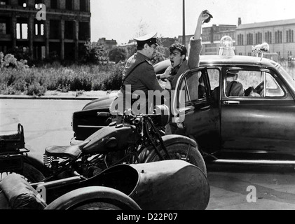 Eins, Zwei, Drei  One, Two, Three  Horst Buchholz Jemand hat sich mit Otto Ludwig Piffl (Horst Buchholz,m) einen schlechten Stock Photo