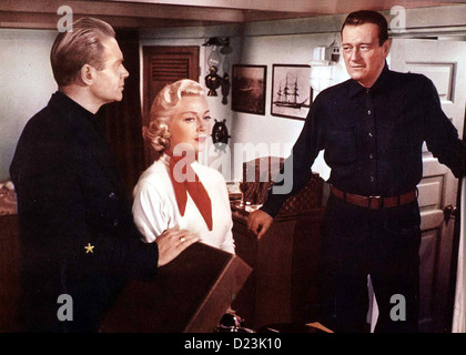 Der Seefuchs  Sea Chase,  Lyle Bettger, Lana Turner, John Wayne Kapitaen Karl Ehrlich (John Wayne,r) ist entsetzt, als er Stock Photo