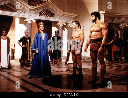 Die Sieben Glorreichen Gladiatoren  Seven Magnificent Gladiators  Lou Ferrigno Die Frauen der Stadt Clusum holen den Stock Photo